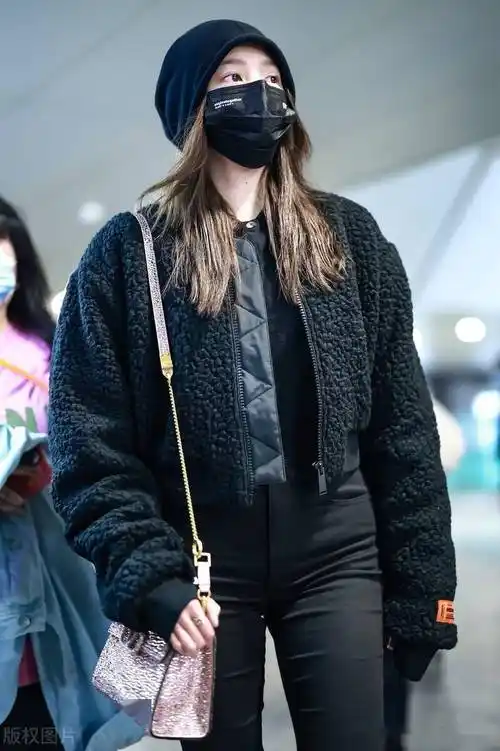 街拍:关晓彤纯色外套 小巧手袋 短靴时尚精致_preston_heron_机场