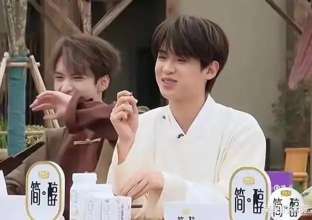 极挑官宣黄明昊提前哥哥们到达录制现场背着哥哥们偷偷幸福