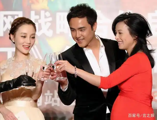 张庭成了过气明星的避难所?捧完明道,李小璐,今又捧黄奕