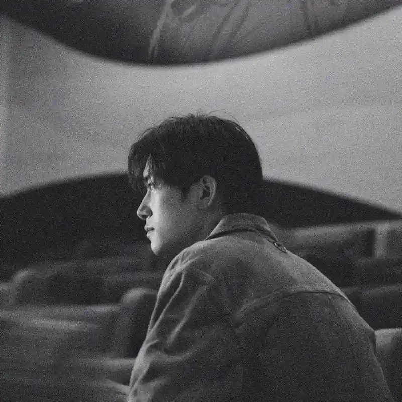 易烊千玺氛围感黑白头像 太爱了