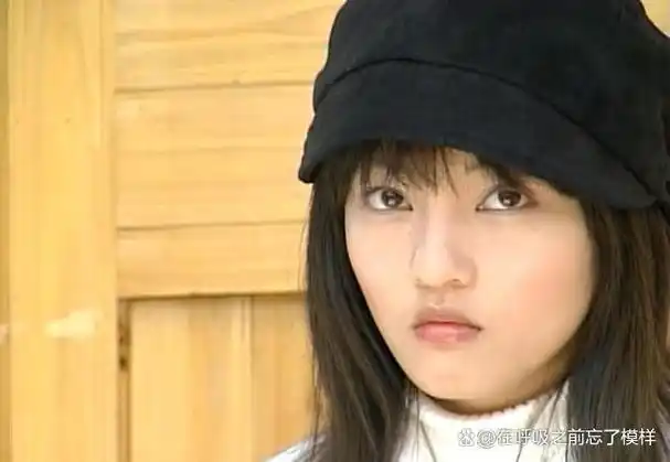 女主角通常都是身材娇小且姿色平平的女演员,而为男女主角的爱情打下