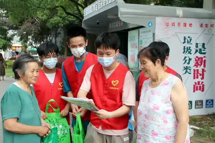 文明你我同行陆慕高级中学垃圾分类进社区志愿服务活动在日益社区举行
