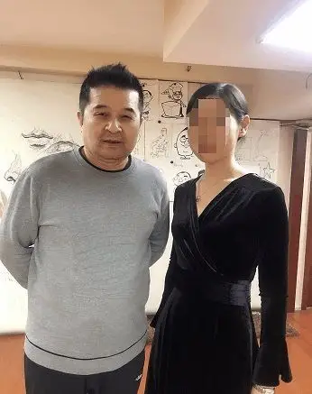 央视前主持人毕福剑近照曝光生活惬意衣食无忧身材发福不少