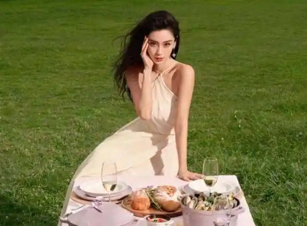 黄晓明杨颖离婚后仍面临家长群争议,微信头像暴露年龄差异_网友_孩子