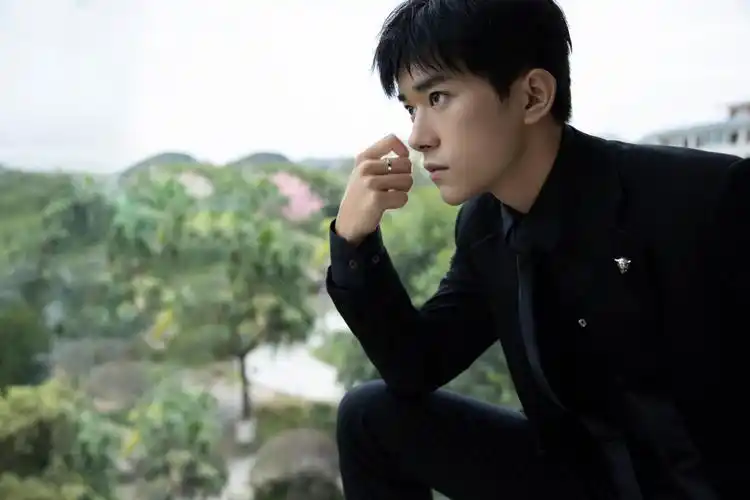 易烊千玺黑色西服儒雅帅气写真29