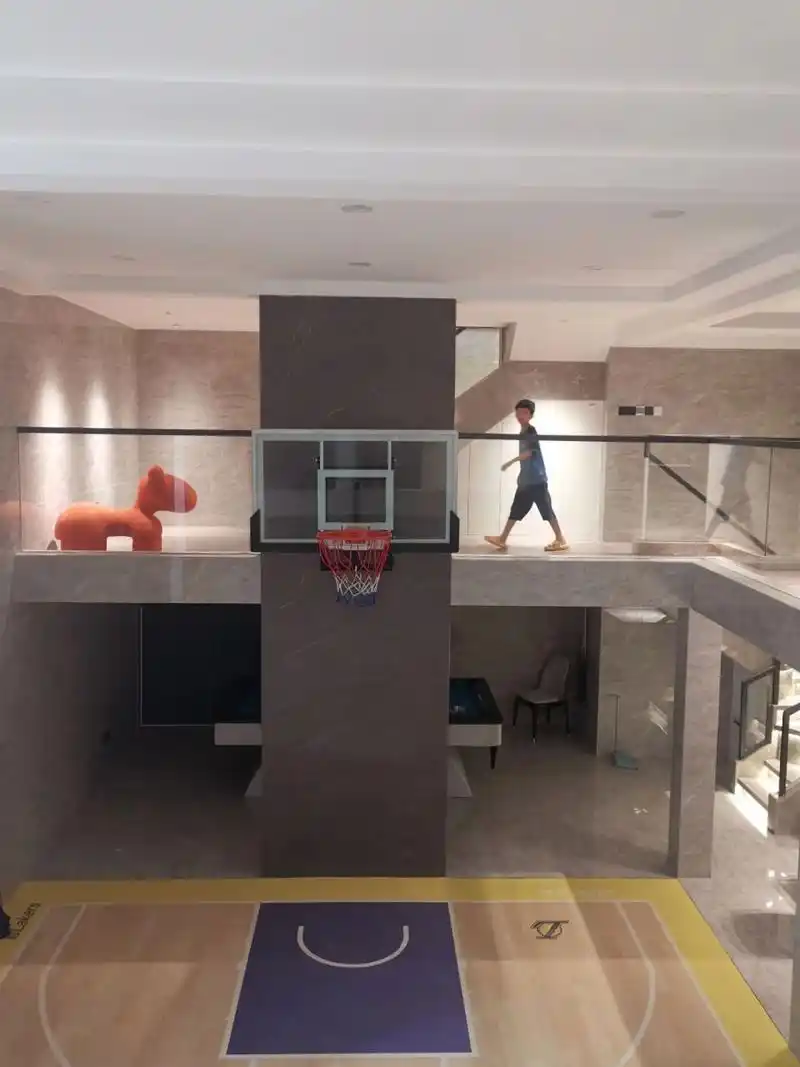 北京80后男主的别墅地下室,因建了个篮球场而走红,双层挑空太舒服了