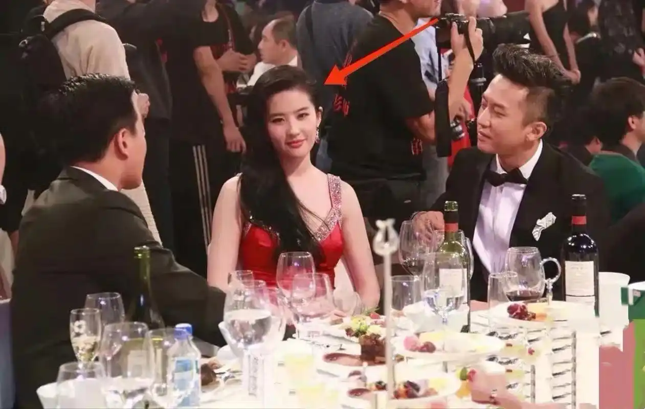 刘亦菲面对邓超也会有很无奈的表情啊[吃瓜]