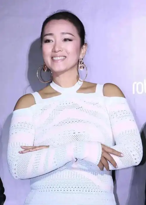 57岁巩俐发福严重穿紧身针织衫暴露出腹部赘肉太尴尬了