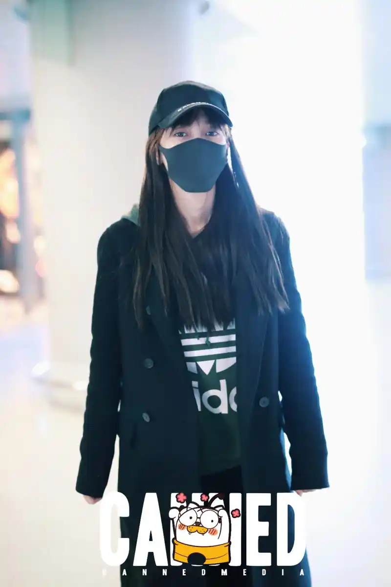 angelababy现身机场,一身黑衣展示酷girl的时尚法则