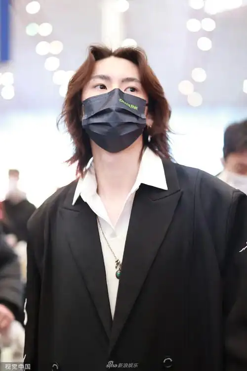 组图:"小鬼"王琳凯现身首都机场 中分长发造型个性_高清图集_新浪网