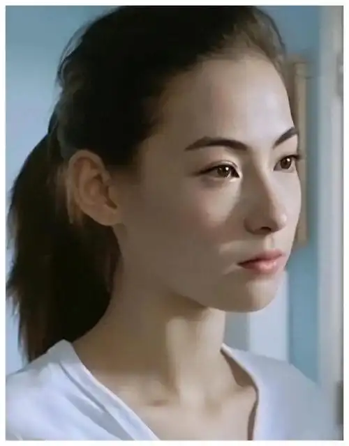 张柏芝43岁飞机上凸嘴引关注!发际线上移,三胎生父现身?