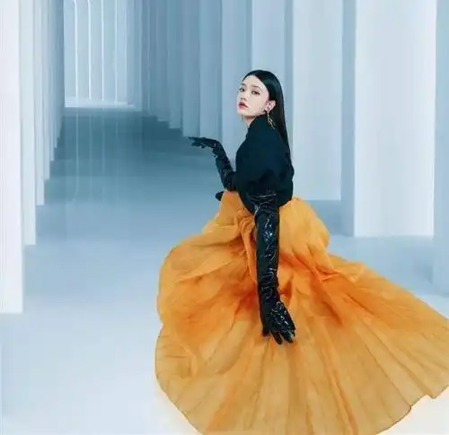 林允什么时候变得这么高级了?穿糖果裙配漆皮手套,又甜又酷