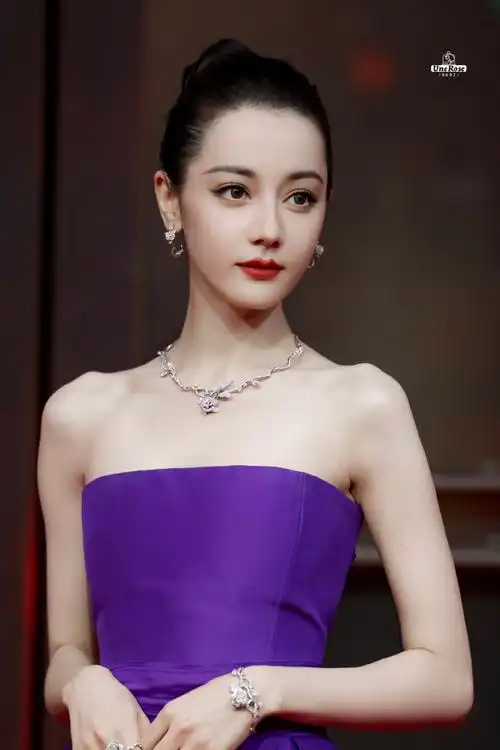 迪奥品牌大使迪丽热巴##迪丽热巴蝴蝶骨好明显