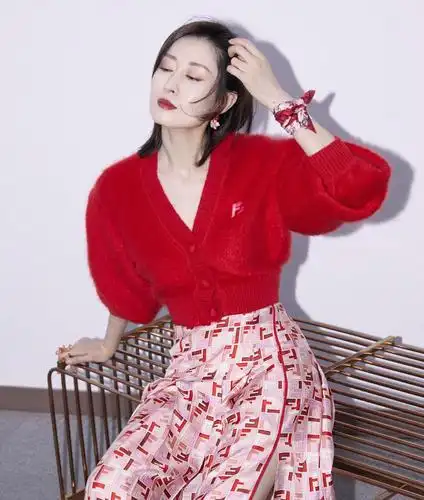 四五十岁的女人留啥发型美有层次感的中长直发不错简单又年轻