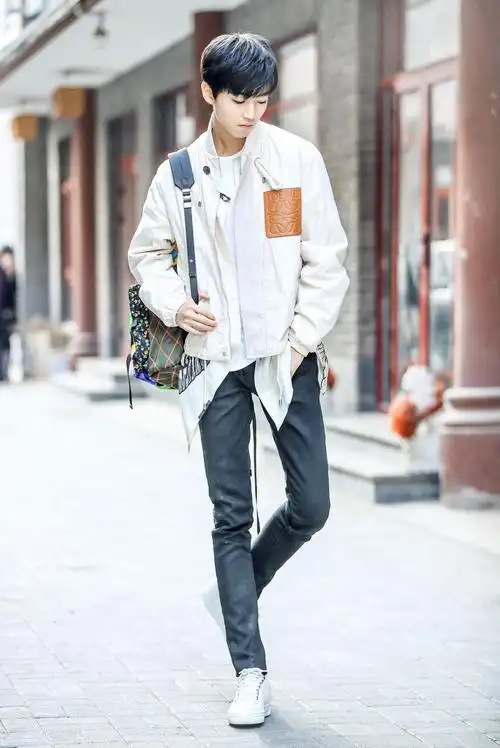 王俊凯身穿loewe白色夹克搭配prada背包拍摄了一组街拍大片叠搭穿法