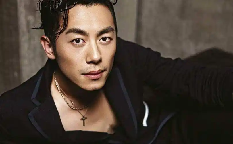 朱亚文沈佳妮相爱十年,如今两个可爱的女儿,一家四口其乐融融