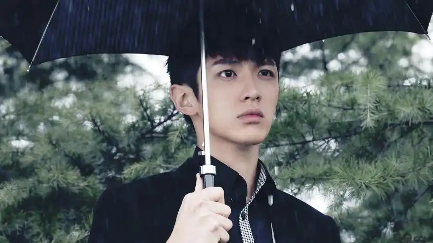 柯震东早前在《那些年我们一起追过的女孩》中阳光帅气的形象便深入