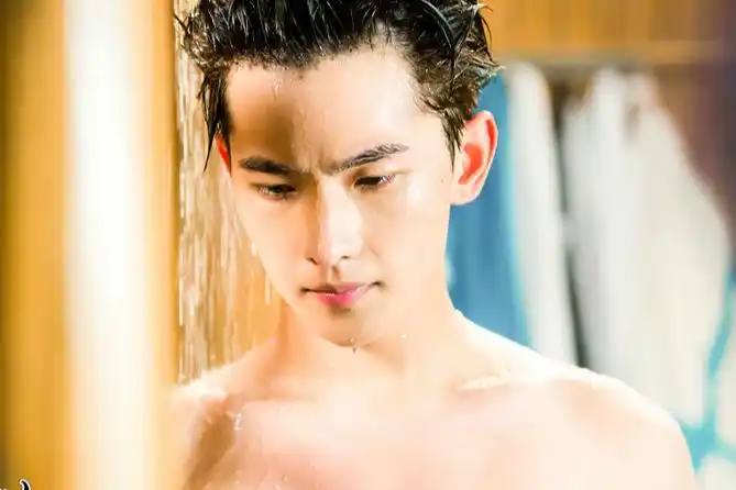 旋风少女吴磊杨洋沐浴照高清组图 若白亦枫小鲜肉湿身秀身材