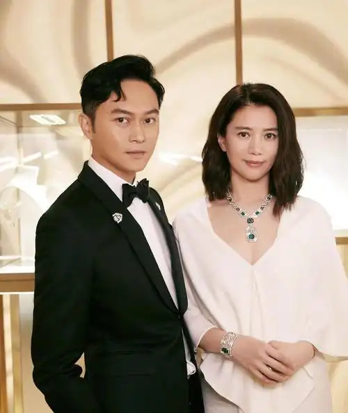 袁咏仪不像50岁?穿印花裙配外套与老公同亮相,同龄人看了都羡慕