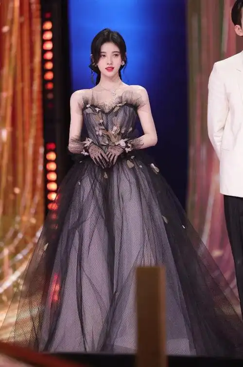 鞠婧祎化身暗黑公主一袭浅黑色网纱裙清雅点缀突出古典范