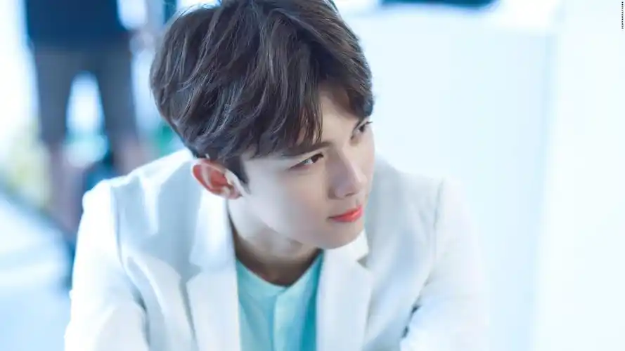 白西装的吴磊三石弟弟又帅气了高考加油哦