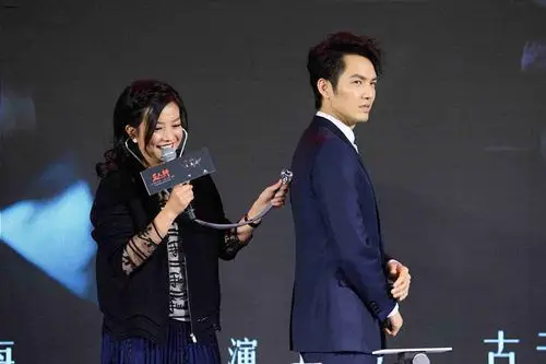 赵薇为钟汉良听诊.【点击查看组图】