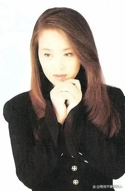 他从小就习惯了没有父爱的生活,因为在他年轻的时候,那英就选择抛弃他