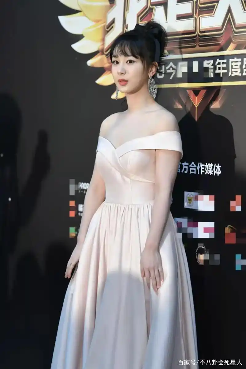 11位女星的红毯露背礼服,杨幂身姿曼妙,张雨绮性感十足