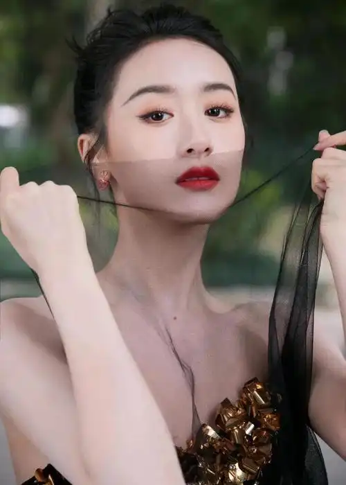 袁冰妍刺绣抹胸裙