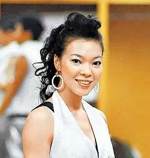 而我看曾馨莹,首重她的眼神,她有鹰一般锐利的眼神,眼型