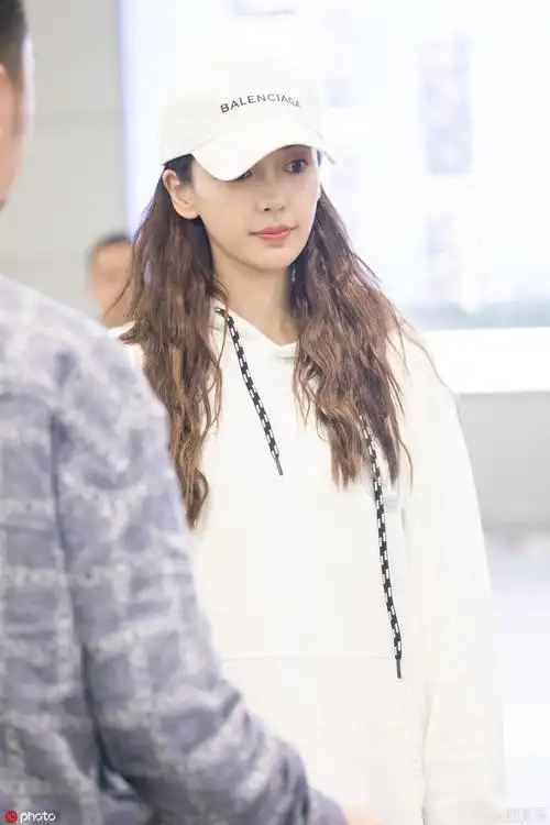 baby现身机场引千人等候,一露面被挤成"照片"