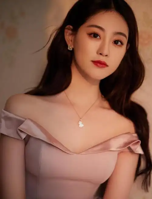 祝绪丹,清秀甜美,灵气逼人