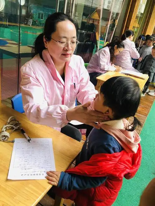 龋齿检查,查看喉咙扁桃体,脊柱和四肢检查是否有佝偻病,观察外生殖器