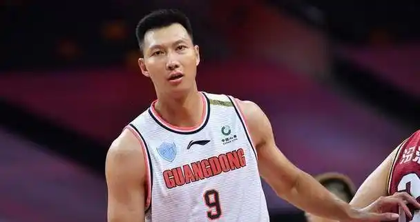 易建联:27岁娶巴西足球宝贝,36岁退役,生两儿子成人生赢家_易景流