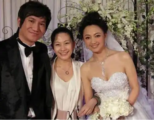 罗海琼费麒婚礼罗海琼一家三口自从成为华谊老板娘之后,罗海琼逐渐