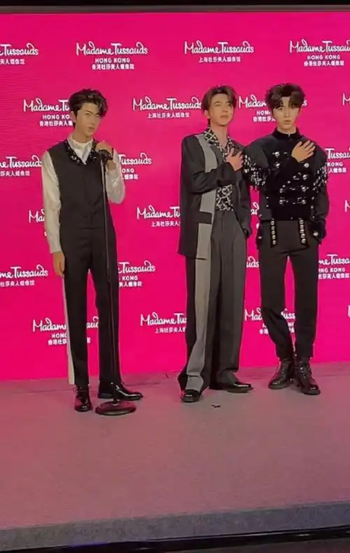 蔡徐坤双蜡像揭幕#真正牛x的人什么场合都可以拽蔡徐坤香港杜莎啡人