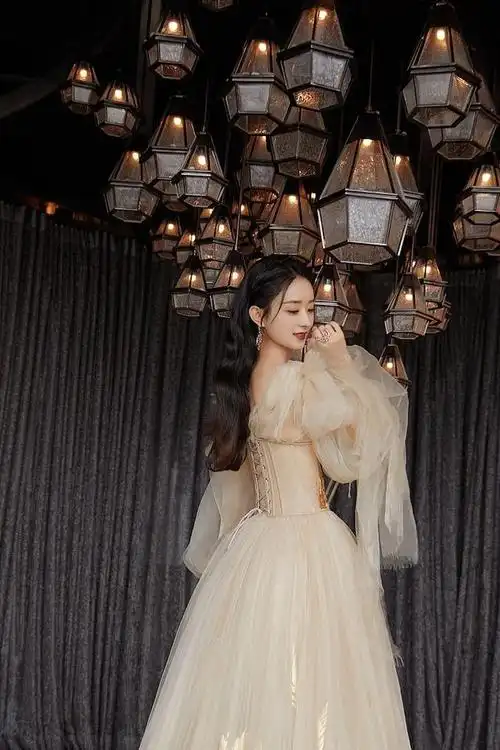 惊艳!赵丽颖穿国产高定礼服裙美到犯规 鎏金炫彩轻纱仙气十足