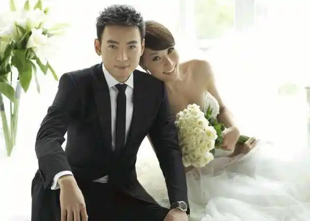 就在事业当红之际,焦恩俊高调向媒体宣布,与自己的化妆师黄宛林结婚