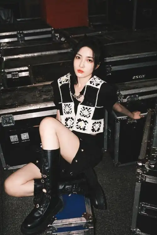 赵嘉敏初秋甜酷写真#@赵嘉敏儿初秋甜酷写真好鲨我!