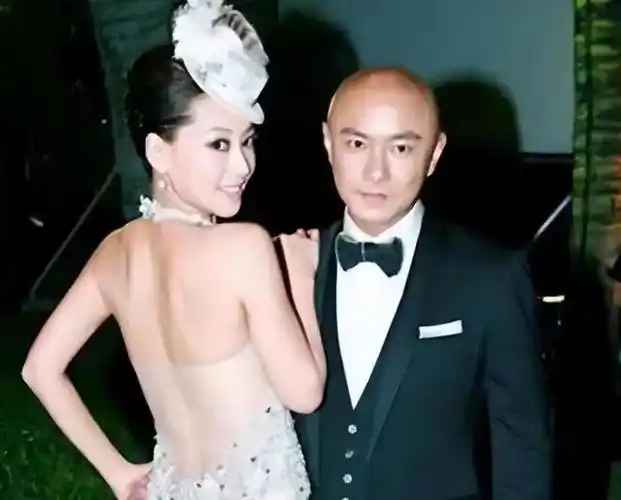 张卫健18年无子却把老婆当孩子宠他现在去哪了