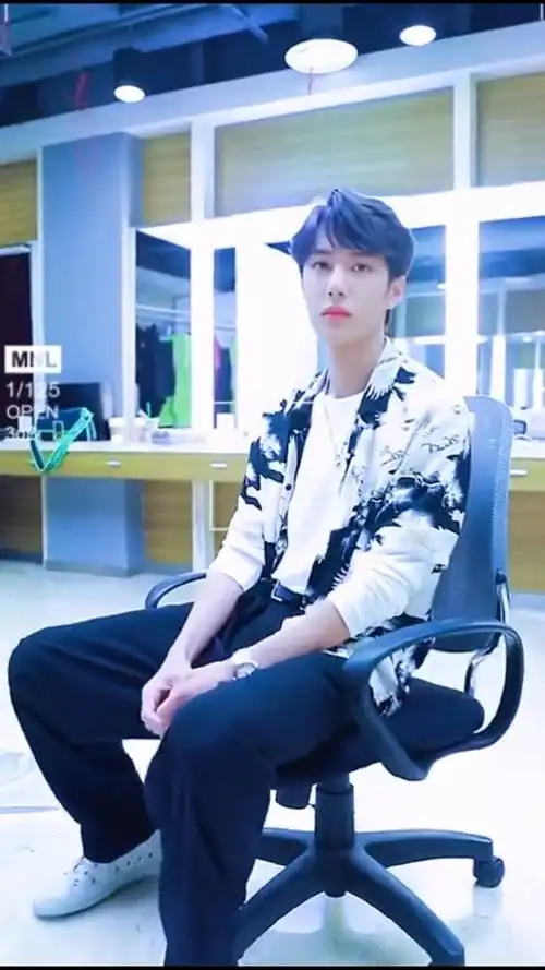 #陈情令肖战王一博#第一次觉得花衬衫如此好看,果然长得好看穿什么都