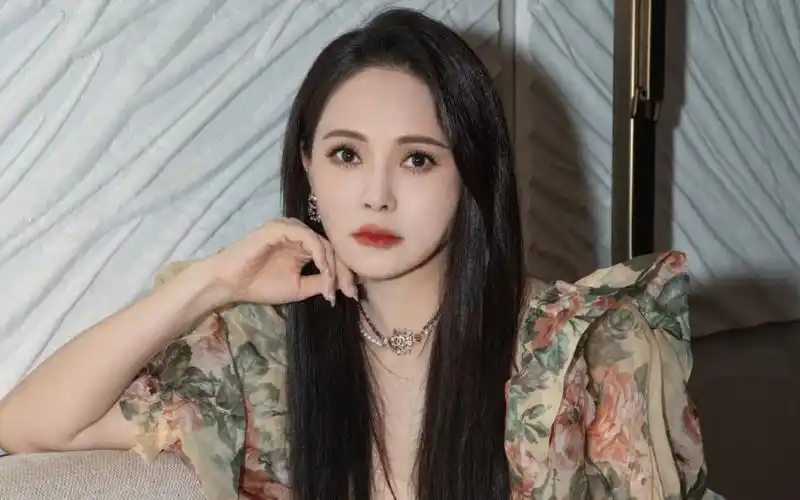 55岁伊能静近况曝光,嘴角下垂面部褶皱明显,疑似医美过度