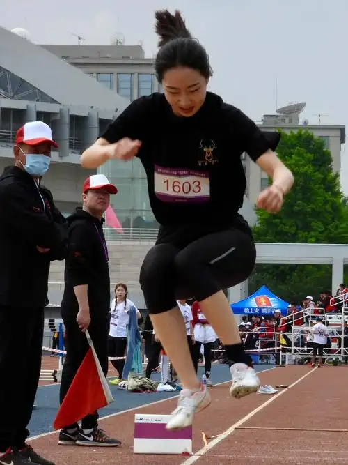 运动会跳远