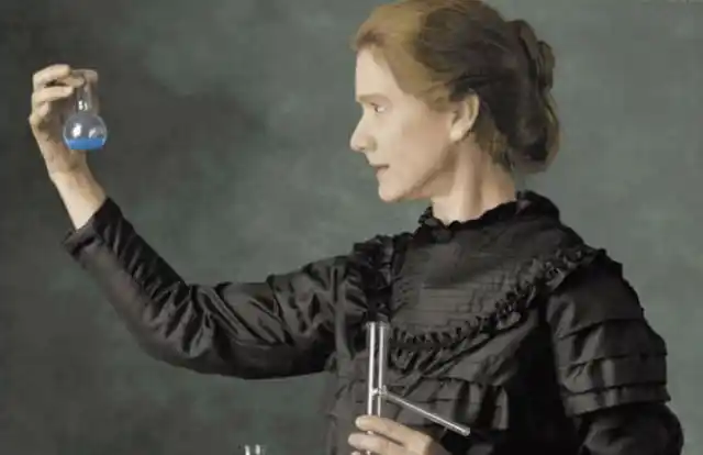 随着工业革命的发展,女性也出现在了很多工厂中,一般她们做的都是一些