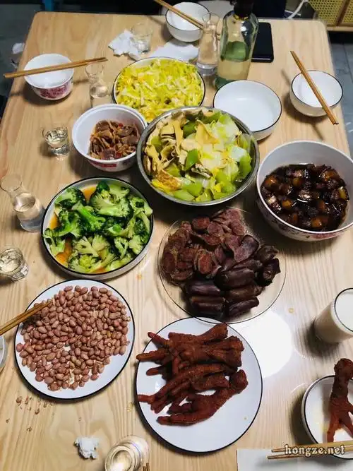 来朋友家喝酒喽