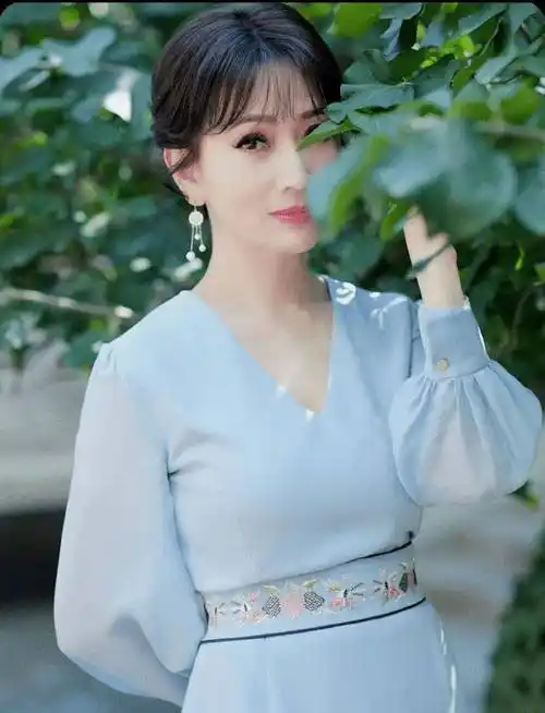 67岁女人在荷塘边拍美照,人比花娇雪肤玉貌,她就是美丽赵雅芝_时尚_西