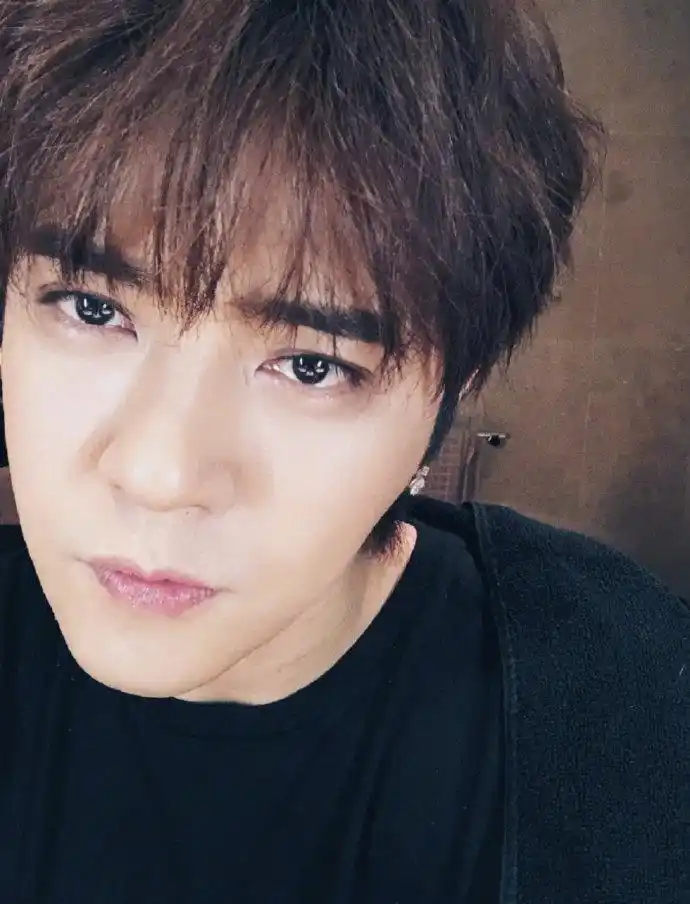 罗志祥对镜自拍帅气依旧超冻龄比耶呲牙搞怪逗趣