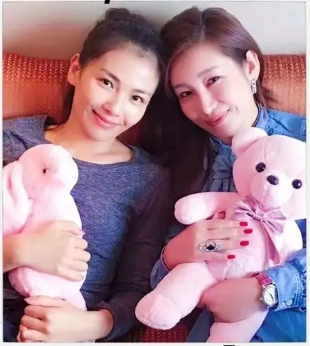刘涛晒秦海璐合影,素颜皮肤细腻有光泽,但现实中一个比一个老!