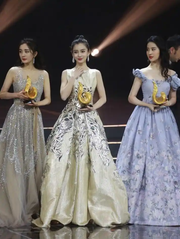 杨幂 杨颖 微博之夜fcc经典红毯|演员刘亦菲杨幂杨颖合体出席微博之夜