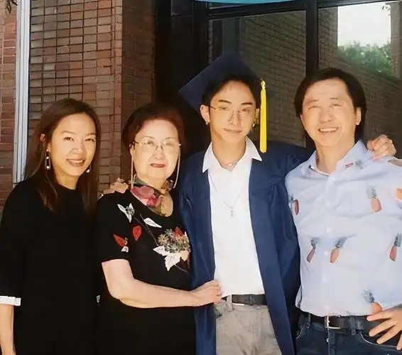 庾澄庆携哈利继母参加儿子毕业典,张嘉欣气质出众未见生母伊能静|婚姻